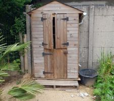 Petit abri de jardin fait maison par mon père et qu'on a déménagé.