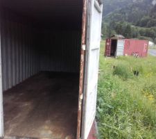 Container 1 vide, prêt à partir.