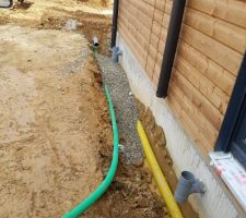 Le drain au Nord pour éviter que l'eau du champ ne vienne s'accumuler contre le mur de la maison