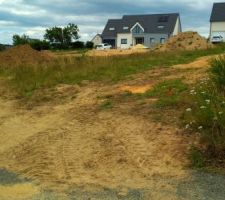 Terrain sillon&eacute; par des engins des chantiers voisins (nouveau lotissement)