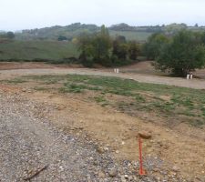 Voici le terrain en pente, sur des papiers il est indiqu&eacute; 10 pourcents et sur d'autres 19