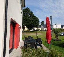 Fini le bazard sur la terrasse!
Les bambous s'étoffent, un parasol est arrivé  (le deuxième est en attente de montage). Et moi je profite !!!?