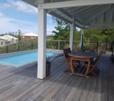 Terrasse deck en bois exotique, piscine au sel