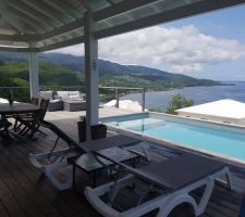 Terrasse deck en bois exotique, piscine au sel