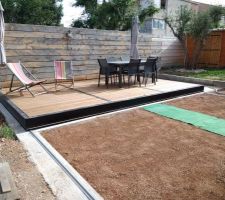 Piscine recouverte par sa terrasse mobile