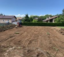 Début du terrassement. On sépare la terre végétale du reste et on dé-souche les gros arbres !