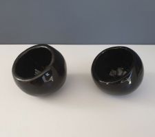 Dernières pièces de poterie produites cette année = 2 minis cache pot pour petites plantes Grasses.
Engobe noir et émail transparent.