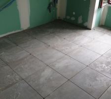 Carrelage dans la salle de bain