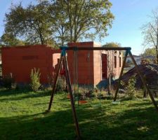 Ca c'est la mauvaise nouvelle : la proprio du terrain d'a coté ne voulait pas vendre et laisser le terrain a sa fille... Elle a changé d'avis a priori :) J'espere que nos voisins seront cools ! Pas d'étage et pas de location, c'est déjà un bon point ...