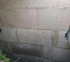 Passage des tuyaux d'évacuation dans le vide sanitaire de la terrasse. Pourquoi mettre du béton quand on a des pierres...