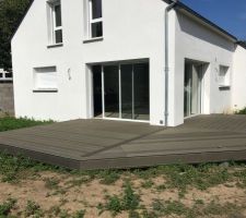 Terrasse finie en Sylvadec gris rainuré