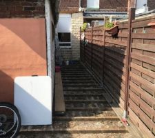 J?ai enlever les panneaux &agrave; droite , je dois faire une fondation pour monter un mur de parpaing de 2,80 de haut ? Des id&eacute;es ? Cha&icirc;nage ? Etc etc