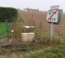 Debut de notre terrain au pied du panneau de la ville avec a sa gauche le coffret EDF prepare par le vendeur du terrain