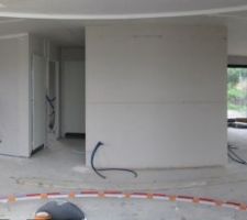 Cette semaine l'isolation, les cloisons ont été terminées. Ici un petit panoramique du RDC