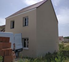 Enduit fait tous l?intérieur fini il ne reste plus que les radiateur, chaudière, escalier