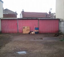 Le terrain par lui m&ecirc;me avec les garages au fond.