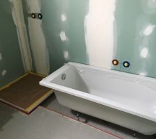 Receveur de douche et baignoire de la salle de bain de l'étage