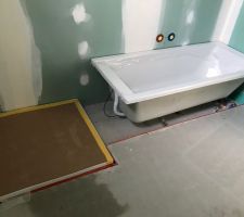 Receveur de douche et baignoire de la salle de bain de l'étage