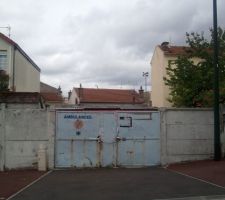 Vue de la rue. Ce terrain servait &agrave; entreposer des ambulances pour la nuit.
