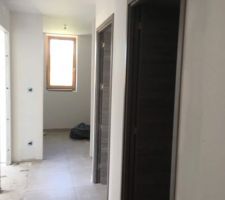 Carrelage en cours à l'étage, et portes posées