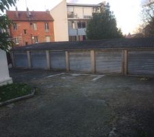 Voici le terrain avec des boxes a detruire. Les toits sont en amiantes. Cela augmente la facture.