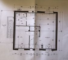 Plan de la maison - Nous avons décidé d'ajouter une cave avec acces escalier.
Impossible d'avoir un escalier intérieur (on se rabat sur escalier extérieur avec abri (contrainte urbanisme)). L'escalier & l'abri sera à notre charge évidemment :-)