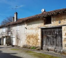 Photo de la grande maison et d'une grange