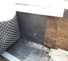 Drainage - Mise en place de l'étanchéité verticale et horizontale avec un feutre bitume à froid (fondaply 2). C'est l'étude de sol qui préconise cette étanchéité (argiles, retrait gonflement) et protection par un delta MS