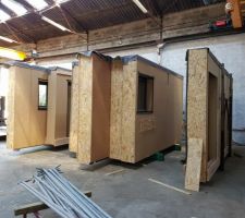 Fabrication des murs en atelier - pose des menuiseries