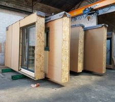 Fabrication des murs en atelier - pose des menuiseries