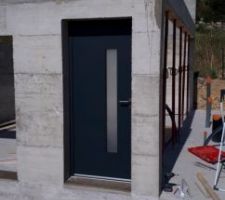 Pose de la porte d'entée Alu Le roi machin 900?. Belle qualité je trouve