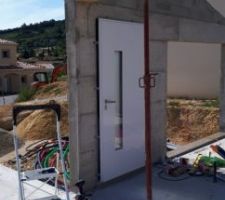 Pose de la porte d'entée Alu Le roi machin 900?. Belle qualité je trouve