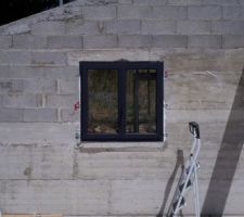 Pose d'une fenêtre en PVC dans le garage