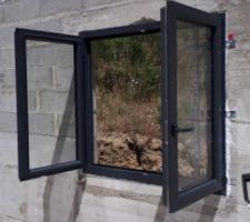 Pose d'une fenêtre en PVC dans le garage