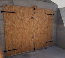 Réalisation d'une porte de garage temporaire mais bien faite