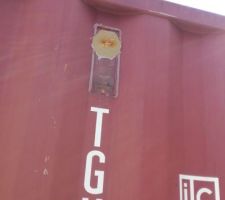 Trou à  la petite meuleuse dans le container pour pose de ventilateur.
