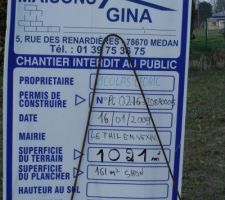 Affichage du panneau avec le permis de construire que l on venait d acquerir (il fesait tres froid d ou notre tres mauvaise ecriture a ma femme et a moi)
