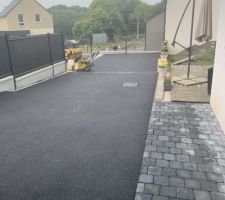 Allée en pavés noirs et enrobé