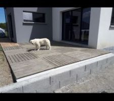 Terrasse avec dalles en bois en attendant le futur carrelage