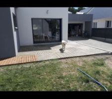 Terrasse avec dalles en bois en attendant le futur carrelage