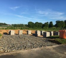Livraison des parpaings du vide sanitaire