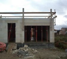 Le garage et la porte d'entrée et les toilettes... mais si ça se voit...