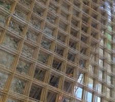 Dépôt du matériel, en attente du montage du vide sanitaire