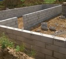 Le vide sanitaire est enfin mont&eacute;, normalement le plancher devrait &ecirc;tre fait avant la fin de semaine. J'esp&egrave;re pouvoir vous montrer de nouvelles photos, tr&egrave;s prochainement.
En attendant, je vous souhaite une bonne soir&eacute;e.