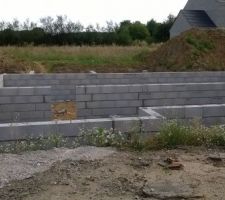 Le vide sanitaire est enfin mont&eacute;, normalement le plancher devrait &ecirc;tre fait avant la fin de semaine. J'esp&egrave;re pouvoir vous montrer de nouvelles photos, tr&egrave;s prochainement.
En attendant, je vous souhaite une bonne soir&eacute;e.