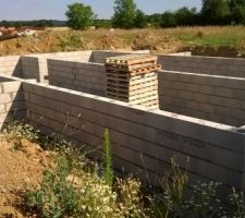 Le vide sanitaire est enfin mont&eacute;, normalement le plancher devrait &ecirc;tre fait avant la fin de semaine. J'esp&egrave;re pouvoir vous montrer de nouvelles photos, tr&egrave;s prochainement.
En attendant, je vous souhaite une bonne soir&eacute;e.