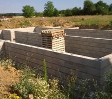 Le vide sanitaire est enfin mont&eacute;, normalement le plancher devrait &ecirc;tre fait avant la fin de semaine. J'esp&egrave;re pouvoir vous montrer de nouvelles photos, tr&egrave;s prochainement.
En attendant, je vous souhaite une bonne soir&eacute;e.