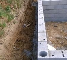 Le vide sanitaire est enfin monté, normalement le plancher devrait être fait avant la fin de semaine. J'espère pouvoir vous montrer de nouvelles photos, très prochainement.
En attendant, je vous souhaite une bonne soirée.