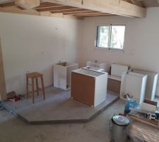 Début de montage des meubles de cuisine