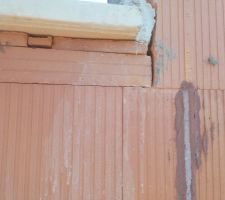 Les appuis de fen&ecirc;tres ont &eacute;t&eacute; relev&eacute;s apr&egrave;s une erreur, mais je ne trouve pas le travail tr&egrave;s propre...